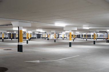 Avrupa 'da boş bir yeraltı otoparkı. Geniş açı, neon ışıklar, insan yok..