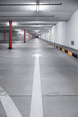 Avrupa 'da boş bir yeraltı otoparkı. Geniş açı, neon ışıklar, insan yok.