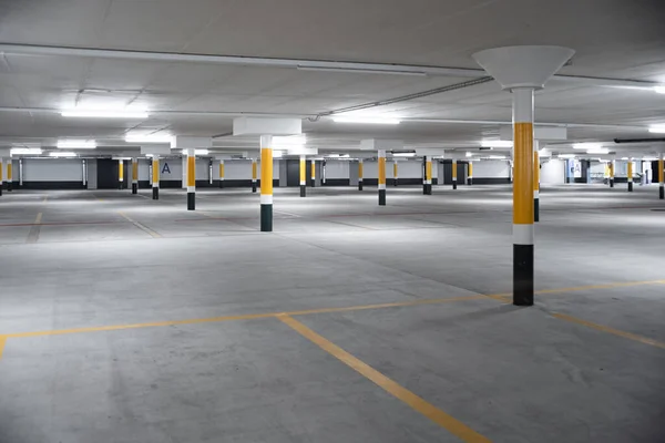 Pusty Podziemny Parking Europie Szeroki Kąt Widzenia Światła Neonowe Brak — Zdjęcie stockowe