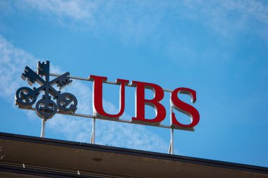 16 Mart 2023 'te İsviçre' nin Zürih şehrindeki bir binada büyük kırmızı UBS İsviçre bankası tabelası..