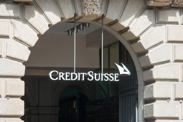 2023年3月16日のスイス チューリッヒ市のビル本部におけるクレディ スイス銀行の大きな看板 人はいない ストックフォト