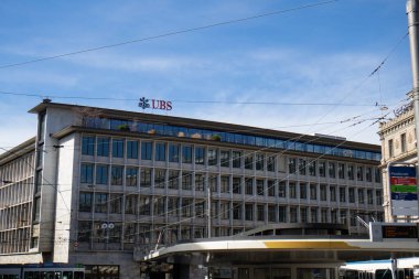 16 Mart 2023 'te İsviçre' nin Zürih kentindeki UBS ve Suisse bankasının genel merkezi, geniş açı, sokak manzarası.