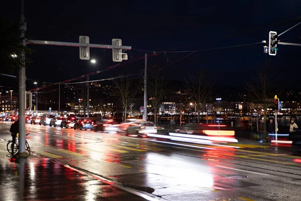 Dichter Autoverkehr Der Nacht Einer Europäischen Stadt Langzeitbelichtung Autolichtwege Ampel — Stockfoto