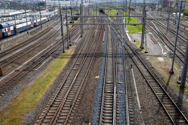 Avrupa 'nın en büyük demiryolu merkezinde birkaç boş paralel tren yolu var. Görünüşte, trenlerde, insansız..