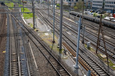 Avrupa 'nın en büyük demiryolu merkezinde birkaç boş paralel tren yolu var. Görünüşte, trenlerde, insansız..