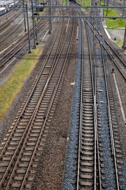 Avrupa 'nın en büyük demiryolu merkezinde birkaç boş paralel tren yolu var. Görünüşte, trenlerde, insansız..