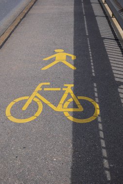 Yayalar ve bisikletçiler Avrupa 'nın asfalt şeridine yol işaretleri çizdiler. Geniş açı, insan yok..