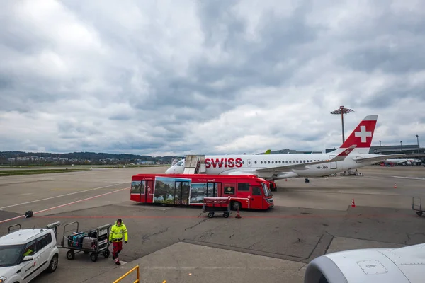 Обработчики Коммерческого Багажа Самолетов Загружающих Багаж Самолет Swiss Air 2023 — стоковое фото