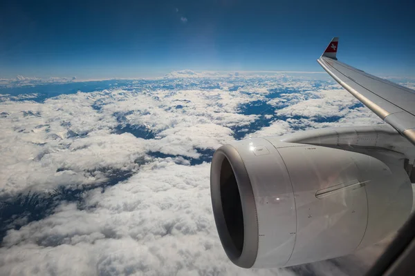 Швейцарский Коммерческий Самолет Пролетает Над Облаками Видимые Реактивный Двигатель Крыло — стоковое фото