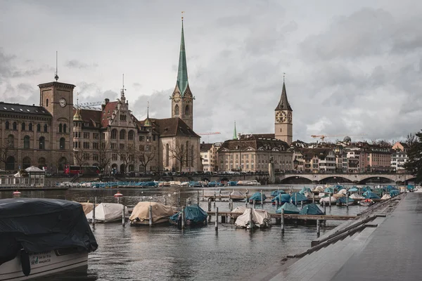 Igreja Fraumunster Cidade Zurique Suíça Vista Ribeirinha Barcos Estacionados Rio — Fotografia de Stock
