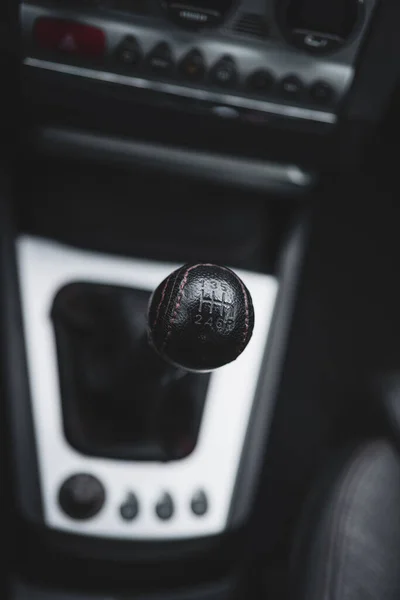 手动变速箱车的黑色皮革齿轮旋钮 内部射击 有选择的焦点 没有人 — 图库照片