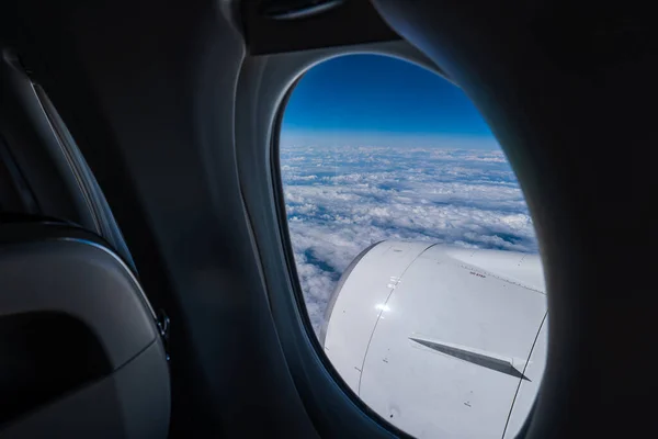 Kommersiell Jetmotor Inne Kabinfönstret Blå Himmel Molnigt Inga Människor — Stockfoto
