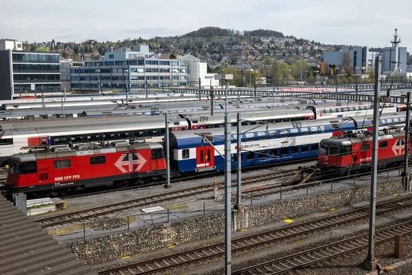 ヨーロッパ スイスの主要都市のハブで駐車旅客列車の行 上記のビューでは 広い角度 — ストック写真