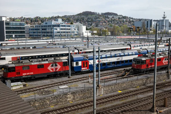 Linhas Trens Passageiros Estacionados Grande Centro Cidade Suíça Europa Visão Fotos De Bancos De Imagens