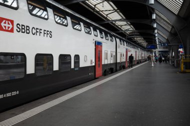 Zürih tren istasyonundaki tren tarifesi 05-02-2023..