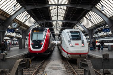 Zürih tren istasyonundaki tren tarifesi 05-02-2023..