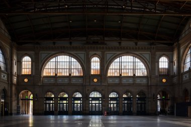 Zürih şehri merkez tren istasyonu girişi 05-04-2023. Geniş açılı geniş salon manzaralı ve duvarında bir saat var...