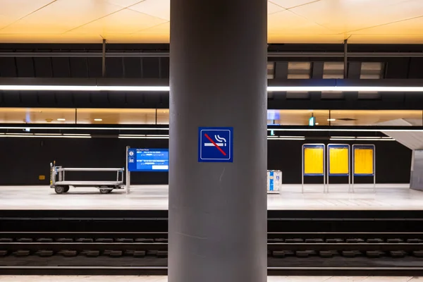 Geen Rookbord Een Zuil Een Ondergronds Station Europa Selectieve Focus — Stockfoto
