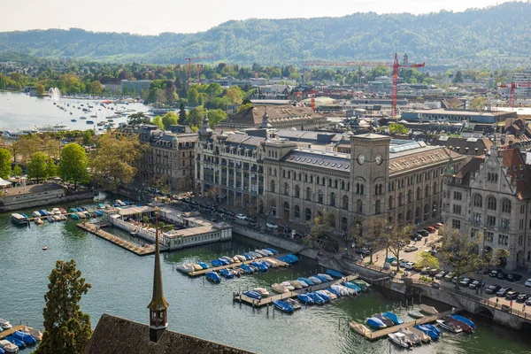 スイスのチューリッヒ 旧市街の広角ビュー マリーナと湖畔の橋 屋根の上の視点 昼間の時間 — ストック写真