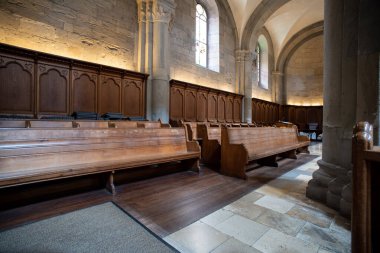 Avrupa kilisesinin içi boş ahşap sıralarla dolu. Ultra geniş açı görüntüsü, insan yok.