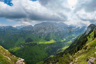 İsviçre 'nin Ebenalp, Appenzell bölgesindeki İsviçre Alpleri sıradağları. Güneşli bir yaz günü, geniş açılı manzara..