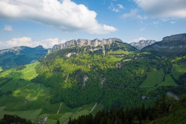İsviçre 'nin Ebenalp, Appenzell bölgesindeki İsviçre Alpleri sıradağları. Güneşli bir yaz günü, geniş açılı manzara..