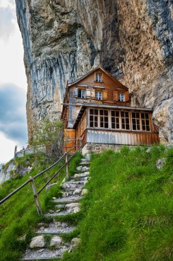 İsviçre 'nin Ebenalp, Appenzell bölgesindeki ünlü Aescher misafirhanesi ve restoranı. İsviçre Alpleri, güneşli yaz günü, insan yok..