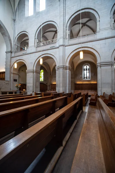 Μεταρρυθμισμένο Εσωτερικό Ευρωπαϊκής Εκκλησίας Άδεια Ξύλινα Στασίδια Εξαιρετικά Ευρεία Άποψη — Φωτογραφία Αρχείου