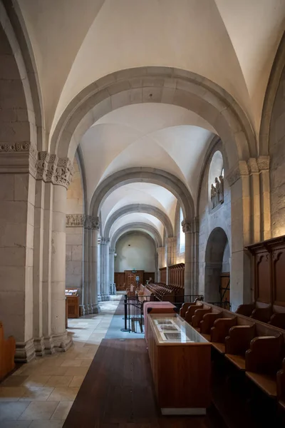 Interior Igreja Europeia Reformada Com Bancos Madeira Vazios Visão Ângulo — Fotografia de Stock