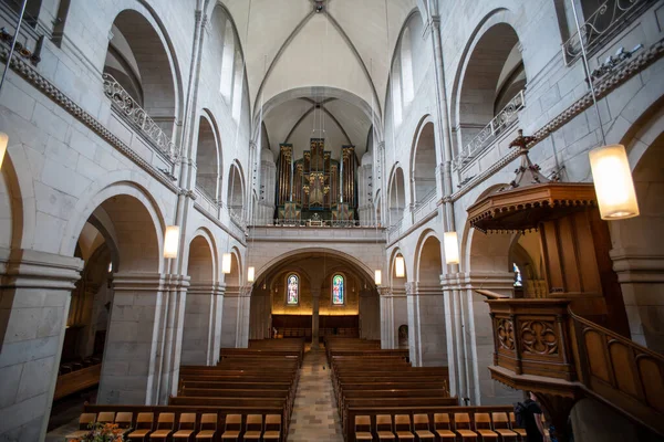 Reformierter Europäischer Kirchenraum Mit Leeren Holzbänken Ultra Weitwinkelblick Keine Menschen — Stockfoto