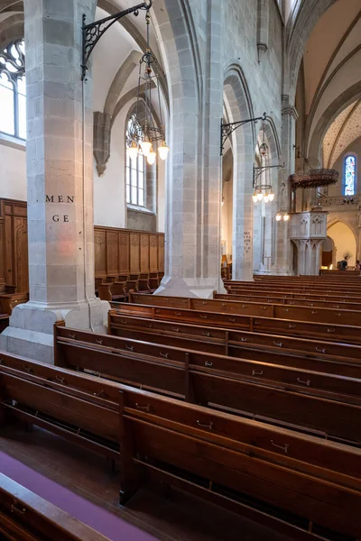 Zreformowane Europejskie Wnętrze Kościoła Pustymi Drewnianymi Ławkami Ultra Szeroki Kąt — Zdjęcie stockowe