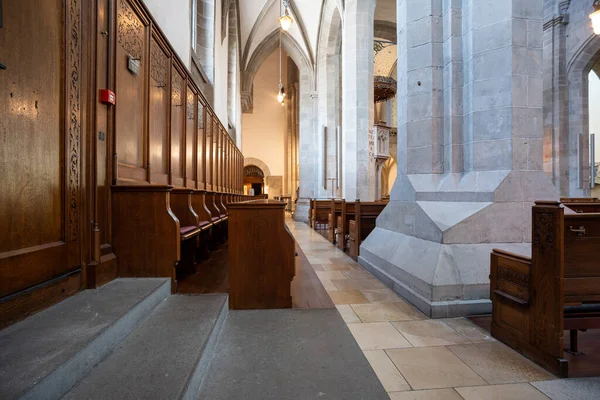 Reformovaný Interiér Evropského Kostela Prázdnými Dřevěnými Lavicemi Ultra Široký Pohled — Stock fotografie