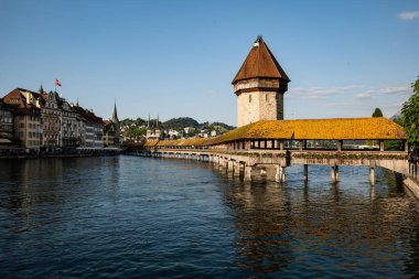 Lucerne İsviçre 'deki ünlü Chapel Köprüsü manzarası.