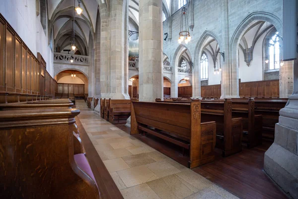 Zreformowane Europejskie Wnętrze Kościoła Pustymi Drewnianymi Ławkami Ultra Szeroki Kąt — Zdjęcie stockowe