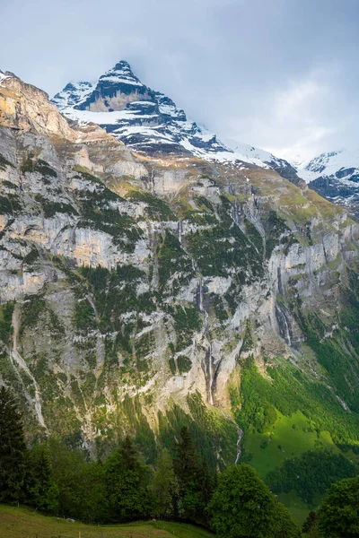 Bela Vista Pico Montanha Schwarzmonch Vale Verde Nos Alpes Suíços — Fotografia de Stock
