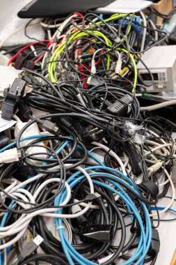 Eski elektronik cihaz ve kablo yığını atık toplama veya geri dönüşüme hazır, insan yok.