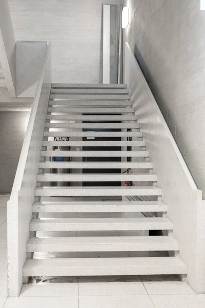 Escaliers Béton Dans Couloir Immeuble Accès Public Vide Architecture Moderne — Photo