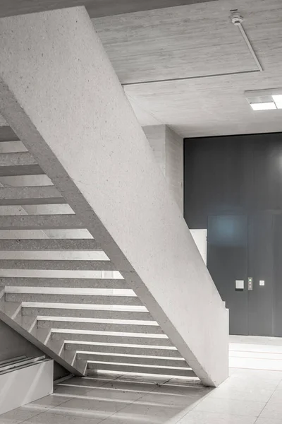 Beton Lépcsők Egy Üres Nyilvános Épület Folyosóján Modern Építészet Világos — Stock Fotó
