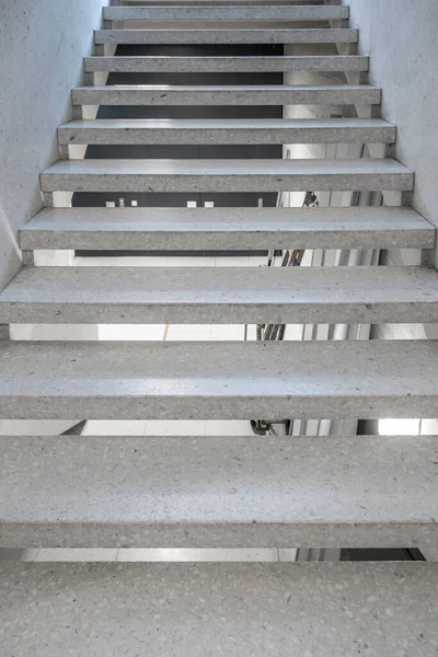 Τσιμεντένια Σκαλοπάτια Στο Διάδρομο Ενός Άδειου Κτιρίου Δημόσιας Πρόσβασης Μοντέρνα — Φωτογραφία Αρχείου