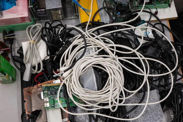 Montón Viejos Dispositivos Electrónicos Cables Listos Para Recolección Reciclaje Residuos — Foto de Stock