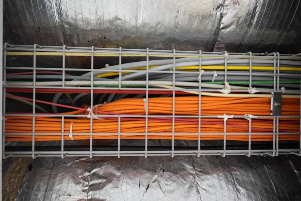 Pakiet Pomarańczowych Kabli Ethernetowych Skierowanych Strop Budynku Wzdłuż Systemu Wentylacyjnego Obrazy Stockowe bez tantiem