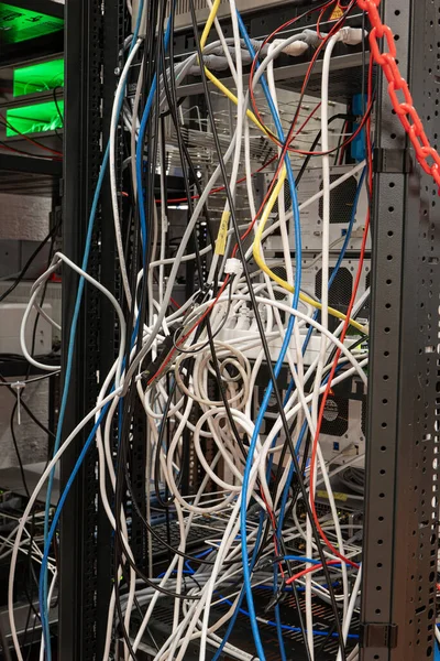 Neuspořádané Spletené Elektrické Kabely Připojující Průmyslovým Laboratorním Zařízením Stojanu Žádní Stock Snímky