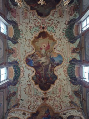 Katolik manastırı ya da manastır tavanı duvar resimleriyle dolu. Geniş açılı manzara, insan yok..