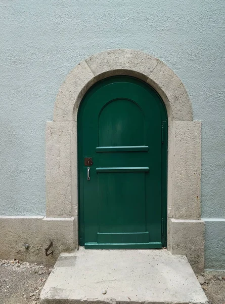Πράσινη Παλιά Ξύλινη Εξωτερική Πόρτα Εισόδου Παλιό Κτίριο Στην Ευρώπη — Φωτογραφία Αρχείου