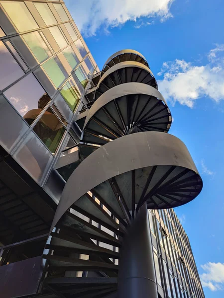 Escadaria Circular Exterior Metal Com Trilhos Edifício Alto Vidro Industrial — Fotografia de Stock