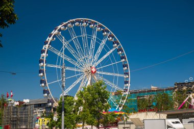 Lunapark dönme dolabı. Düşük açı, güneşli yaz günü, insan yok.