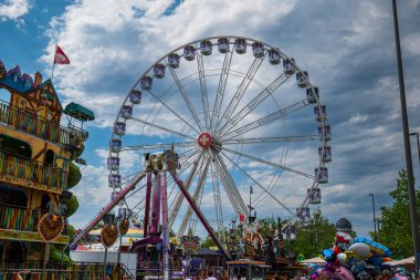 Lunapark dönme dolabı. Düşük açı, güneşli yaz günü, insan yok.