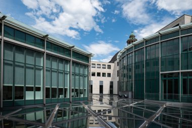 ETH Üniversitesi Centrum, Zürih, İsviçre. Yeni cam bina, çatı, mavi gökyüzü ve arka planda kubbe. Kimse yok..