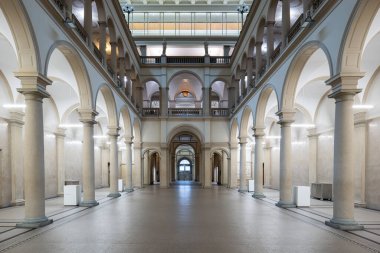 ETH Üniversitesi Centrum, Zürih, İsviçre. İç bina, geniş açı, insan yok..