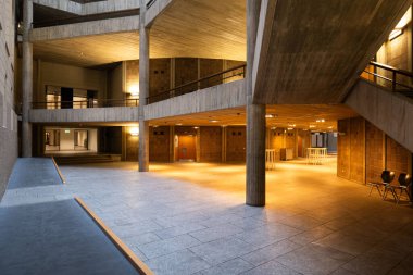 ETH Üniversitesi Centrum, Zürih, İsviçre. İç bina, geniş açı, insan yok..